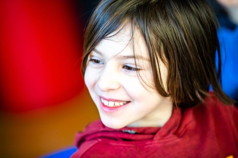 Una bambina durante un'attività educativa